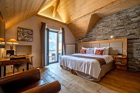 Deluxe Room with Balcony and Mountain View