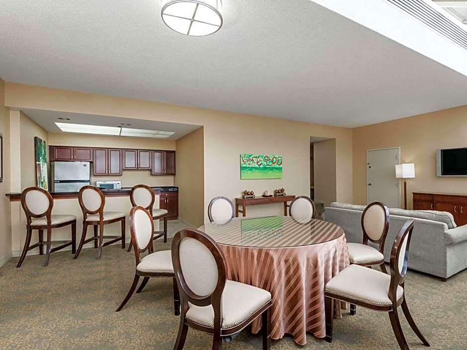 Ramada Plaza by Wyndham Cincinnati Sharonville