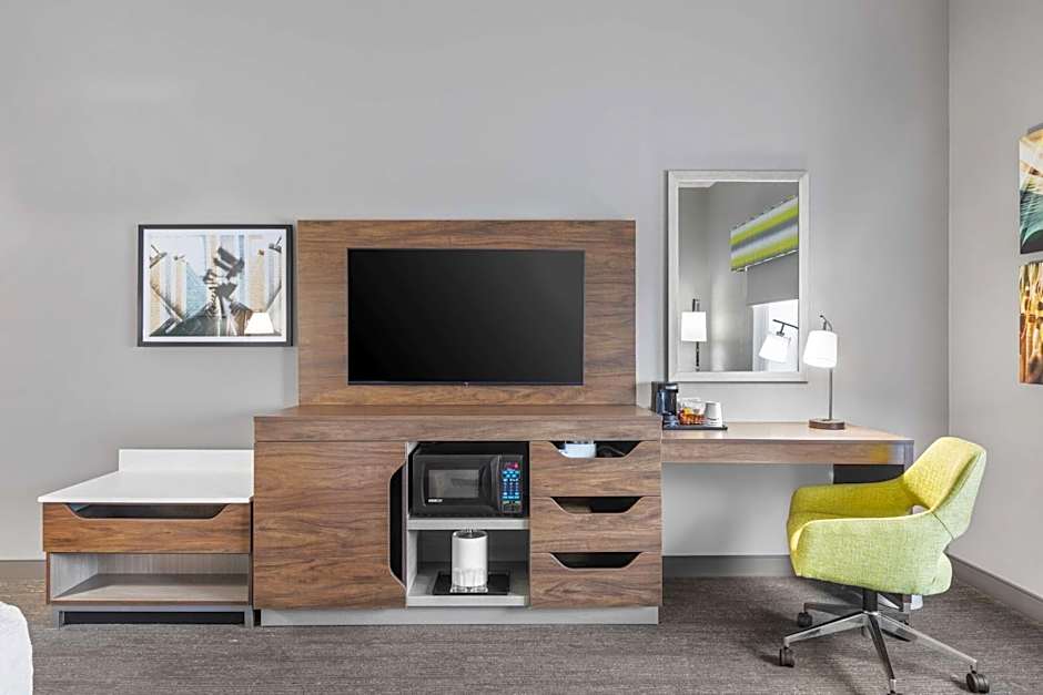 Zdjęcie 1 z 6 — 1 King Bed with Sofabed