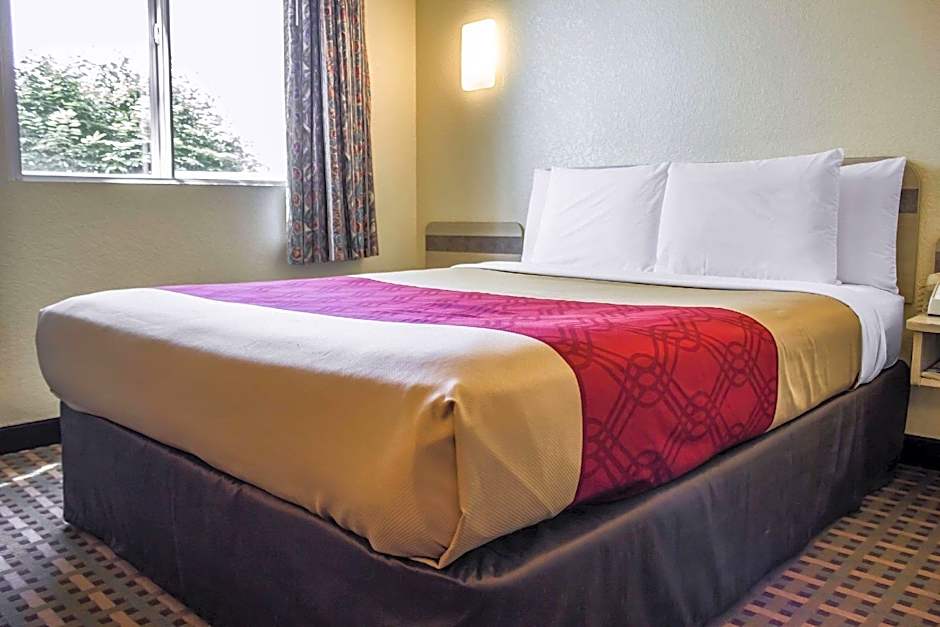 Photo 1 of 7 of 1 Queen Bed, Accessible, Nonsmoking