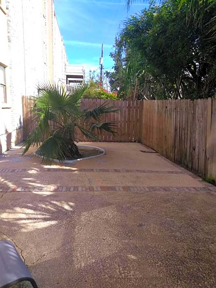 Charming SPI family condo - walking distance to the beach, Sleeps 6, Third Floor, 2025 Traveler Award