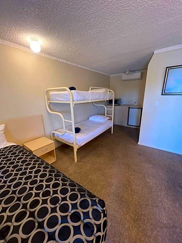 OVERLANDER MOTOR LODGE