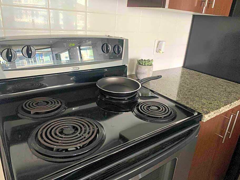Modern spacious Apt plus Solarium and Den in Downtown Vancouver with Parking and Pool