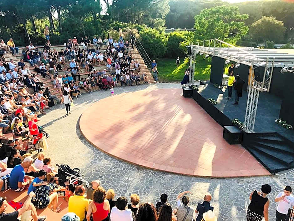 Hotel with swimming-pool in Arborea just 600 meters from the sea