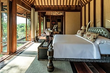 Explorers Two Bedroom Lodge with King and Two Twin Beds