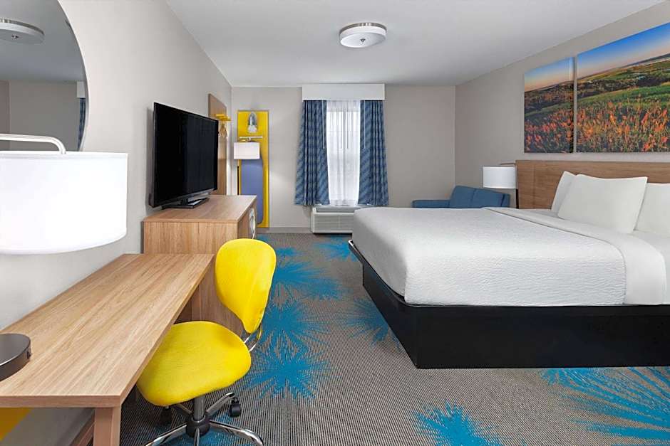 Days Inn & Suites by Wyndham Sellersburg
