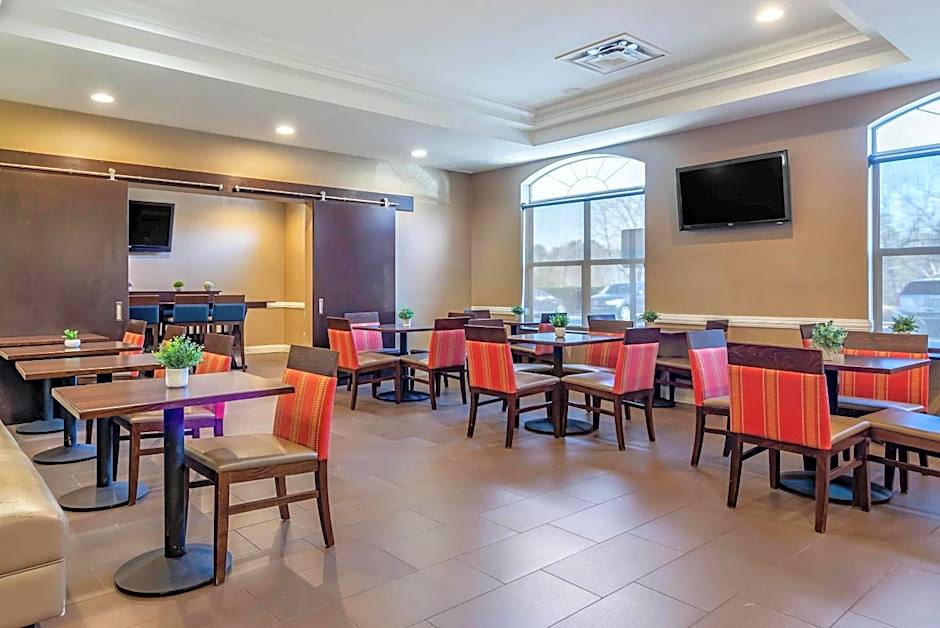 Comfort Inn & Suites near Six Flags