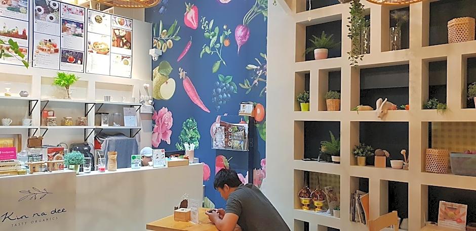 Kinnon Deluxe Hostel Coworking Cafe