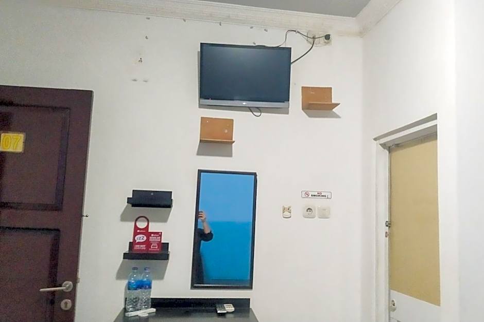 RedDoorz near Living Plaza Palembang