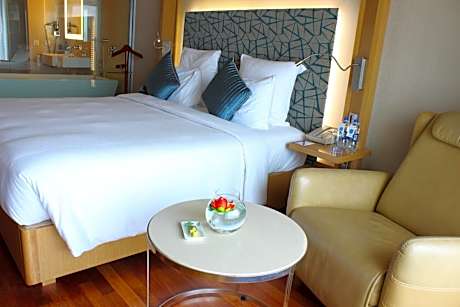 Executive Suite with 1 Double Bed Ocean View