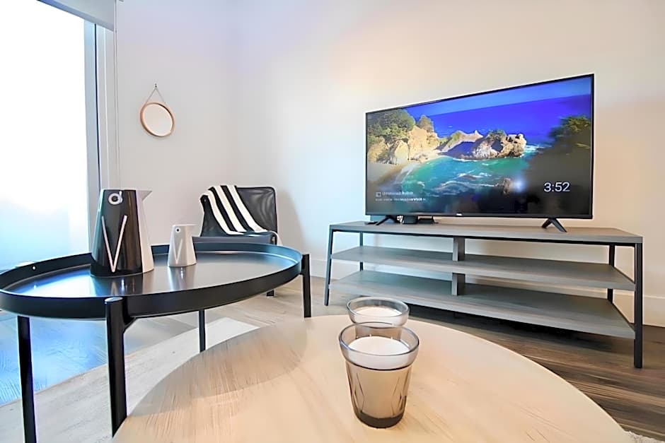 Los Angeles Premium Suites with Free Parking