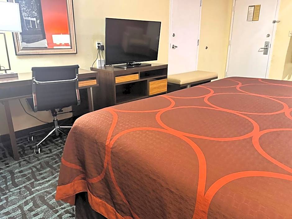 Super 8 by Wyndham Hattiesburg South