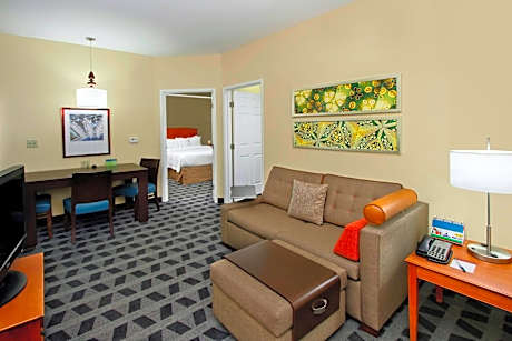 2 Bedroom Suite, Bedroom 1: 1 Queen, Bedroom 2: 1 Queen, Sofa bed