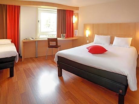 Standard Room with One Double Bed and One Single Bed - Mobility Access