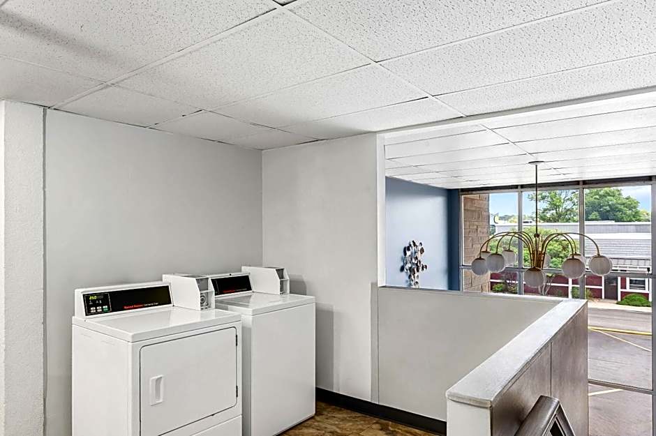 Travelodge by Wyndham Bloomington 