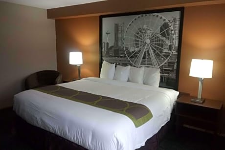 1 King Bed Suite Non-Smoking