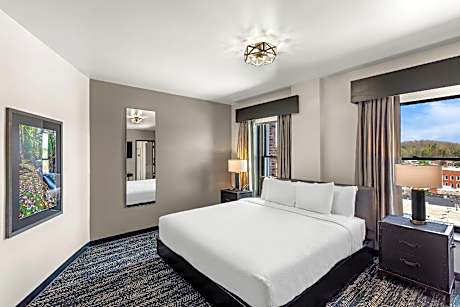 King Room - Non Smoking/Interior Hall