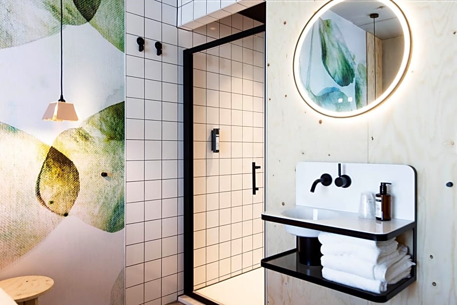 hotel Moloko -just a room- sleep&shower-digital key by SMS