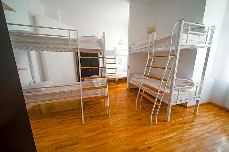 New Generation Hostel Como Lake