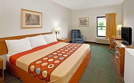 1 King Bed Smoking