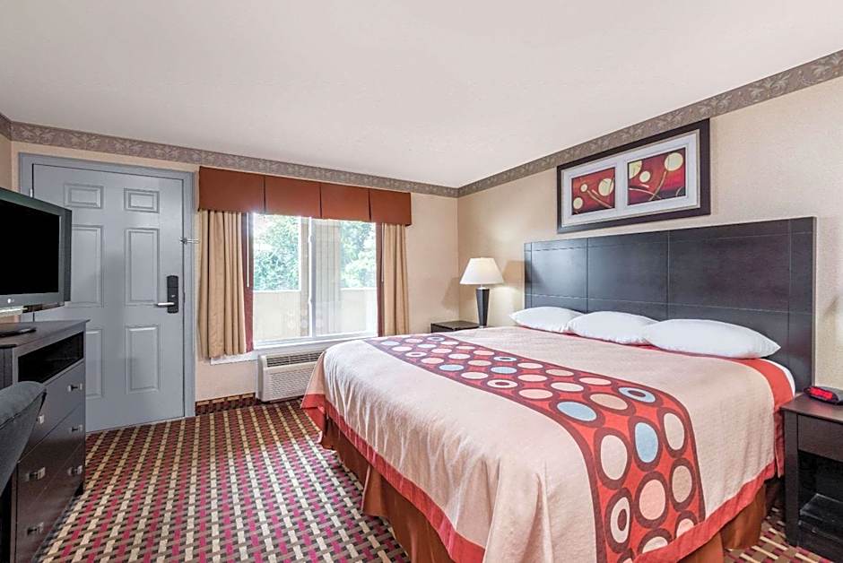 Photo 1 of 15 of 1 King Bed, Nonsmoking