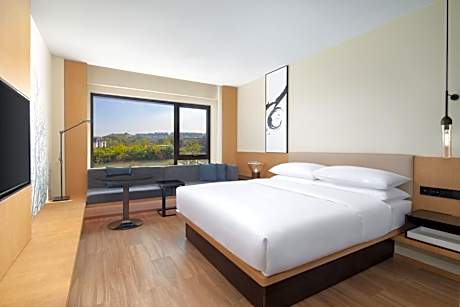 King Suite with Garden View