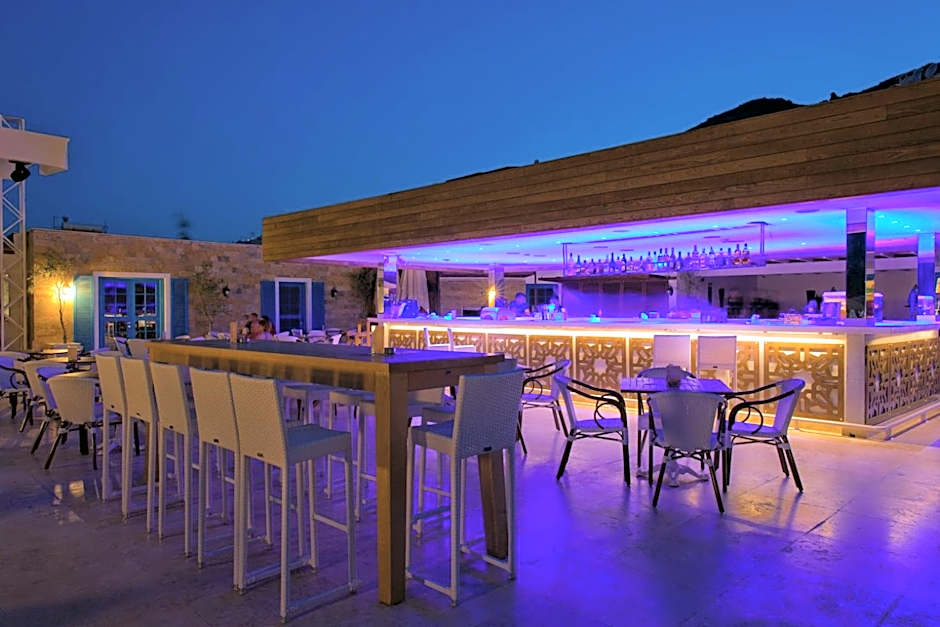 Bellazure Hotel