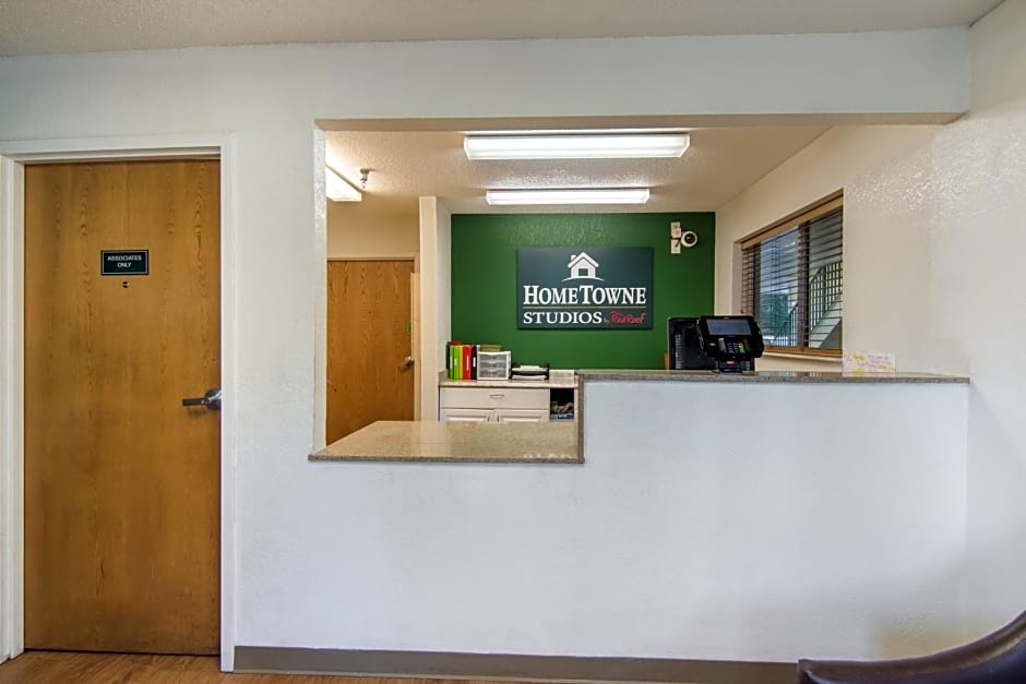 HomeTowne Studios by Red Roof Raleigh – Durham