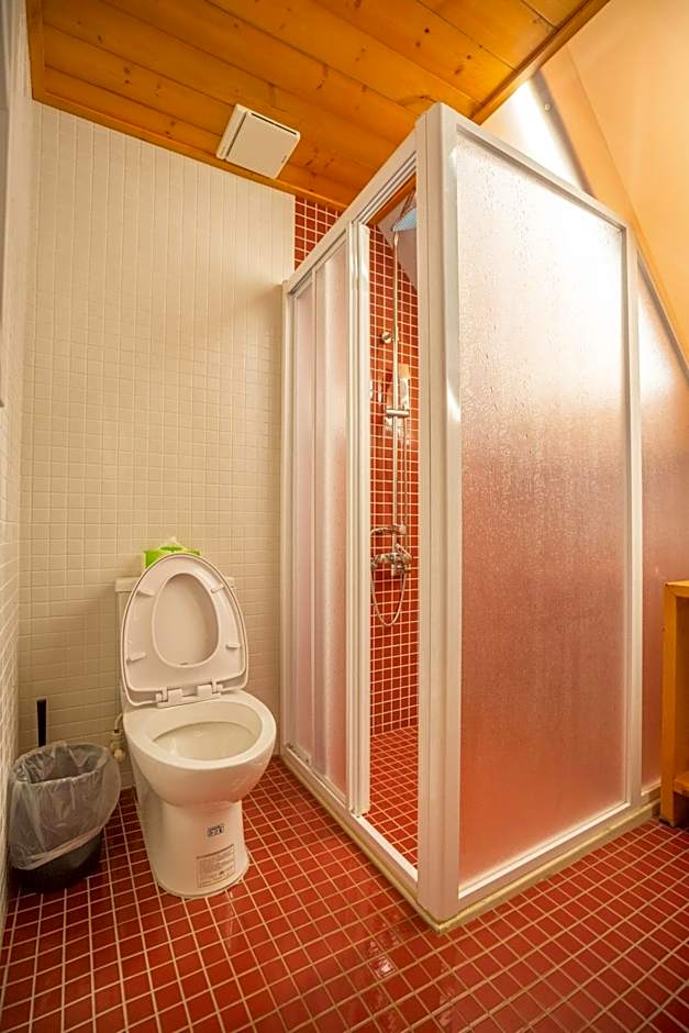 Yue Lake Backpackers