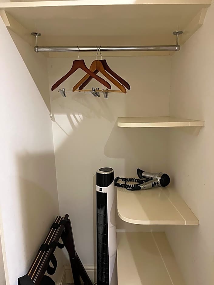 Cat and Custard Pot Inn