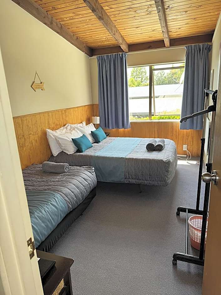 Adventure Lodge & Motel and Tongariro Crossing Track Transport