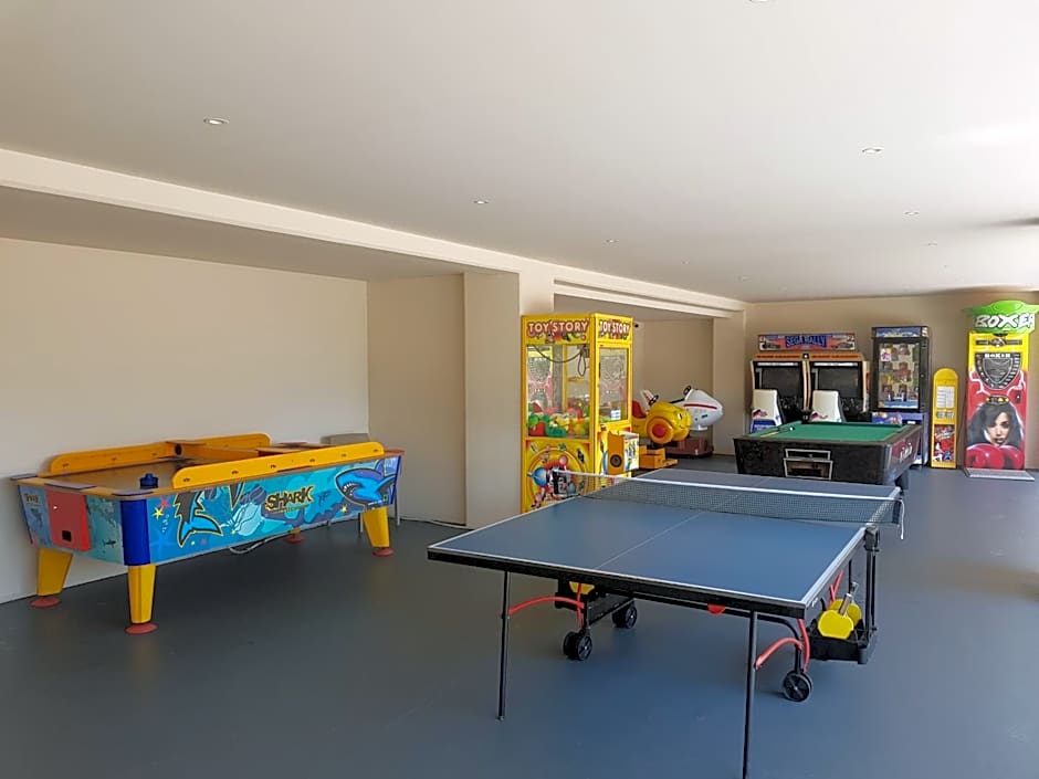 Nissiana Hotel & Bungalows