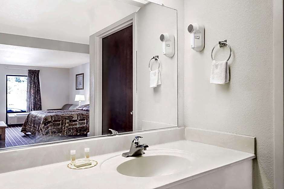 Brentwood Inn & Suites