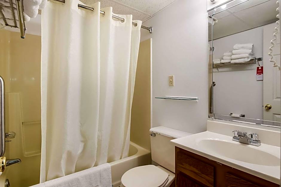 Econo Lodge Inn & Suites near Split Rock and Harmony Lake