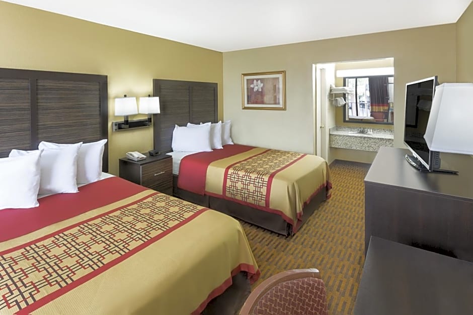 Days Inn by Wyndham Columbus-North Fort Moore