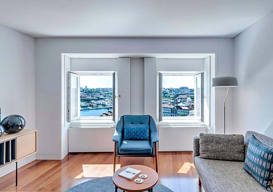 Oporto Street das Aldas - River View