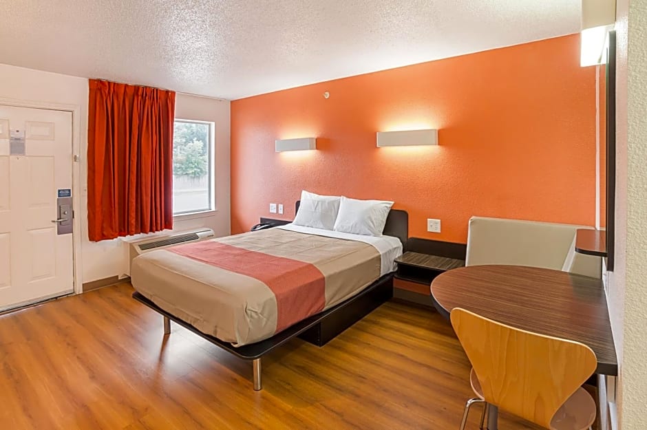 Motel 6 Grand Prairie, TX - Near Six Flags Drive