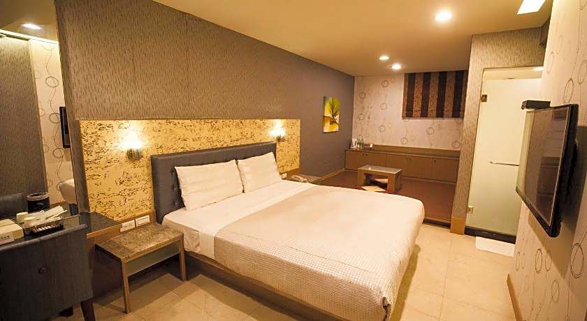 LOVE HOTEL
