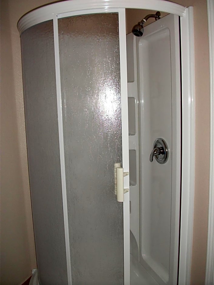 Tri-Valley Inn & Suites