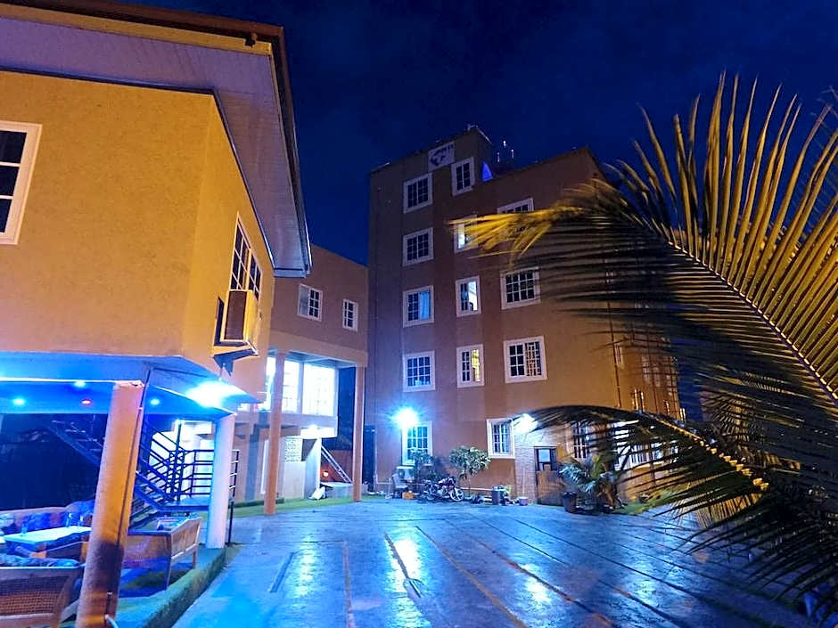 Plus 33 Hotel