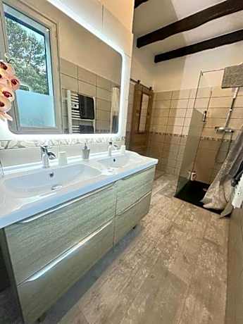 Deluxe Room (2 Adults + 1 Child)