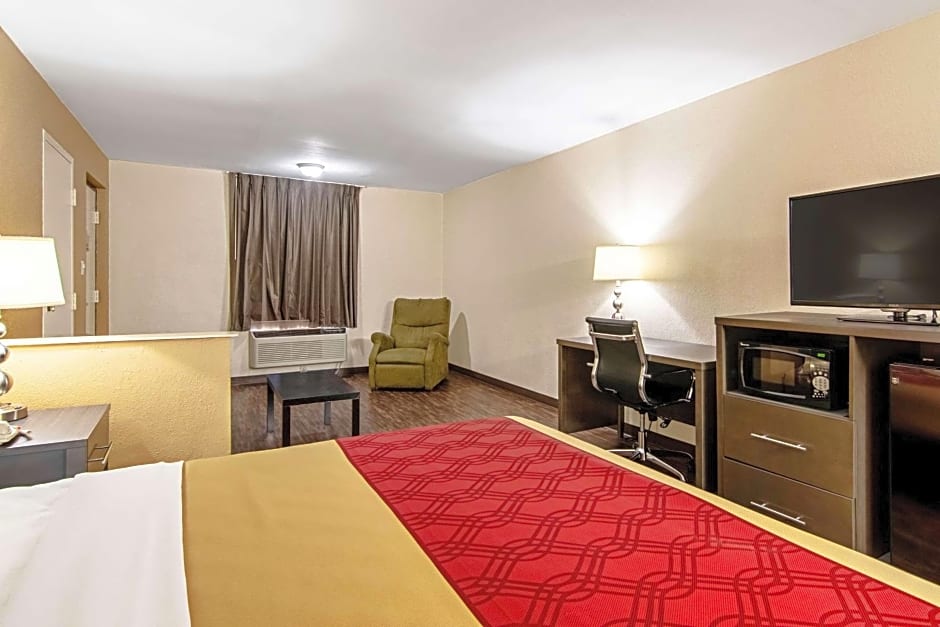 Econo Lodge Inn & Suites East