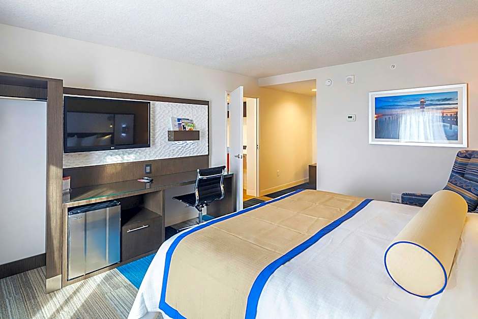 Photo 1 of 4 of Executive 1 Bedroom 1 King Bed Suite, Pool View, Top Floor