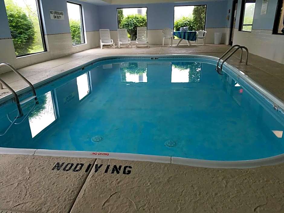 Super 8 by Wyndham Huntington