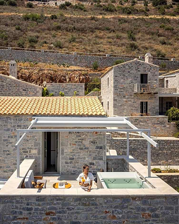 Trapela Limeni Luxury Suites