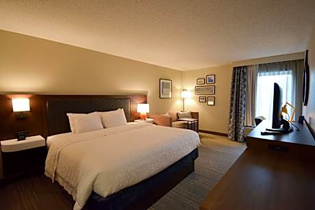 1 King Bed W/ Fridge/ Microwave Nonsmok