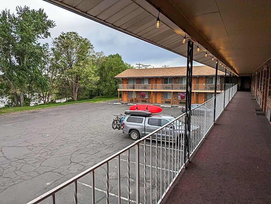 GuestHouse Inn & Suites St. Anthony Henry Fork's Inn