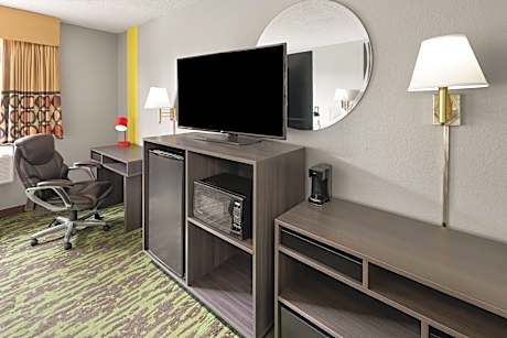1 King Bed Studio Suite Non-Smoking