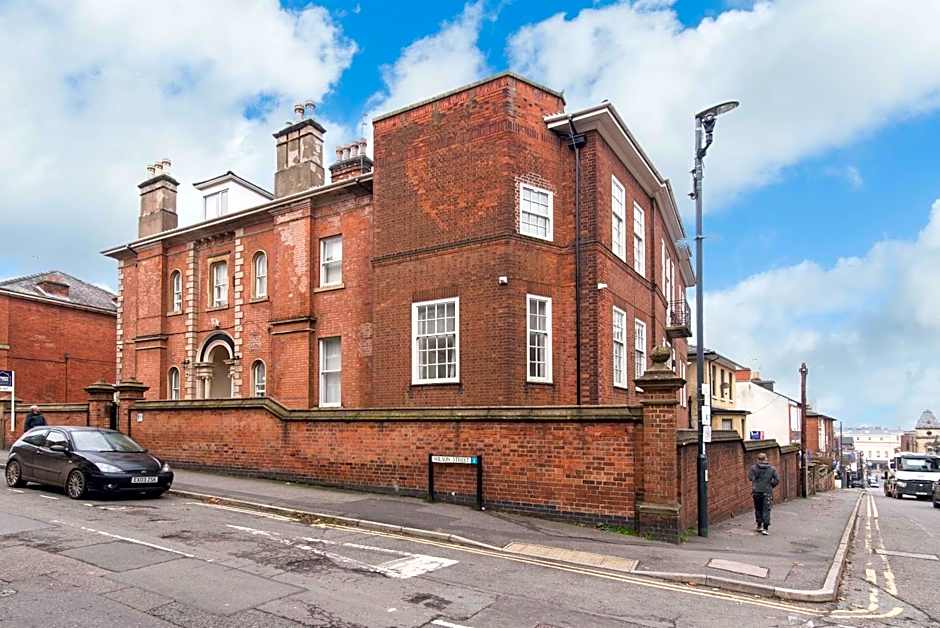 cheerful double en-suite room with free wifi