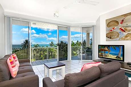 Apartment with Pool View